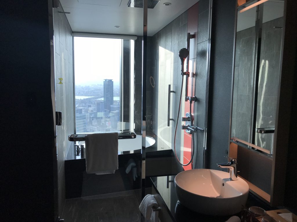 Conrad Osaka-浴室的淋浴設備與浴缸共處一室
