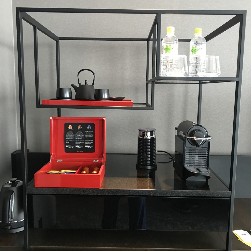 Conrad Osaka-餐飲吧有熱水壼、茶具、免費樽裝水、Nespresso 咖啡機及咖啡膠囊