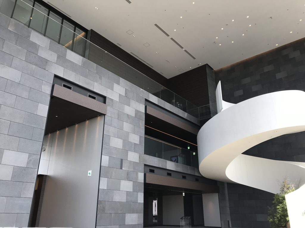 Conrad Osaka設施-由中庭望返上酒店大堂
