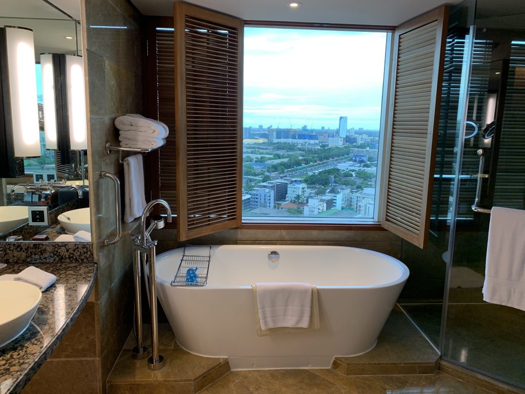 曼谷港麗酒店-浴缸盡覽曼谷景色
