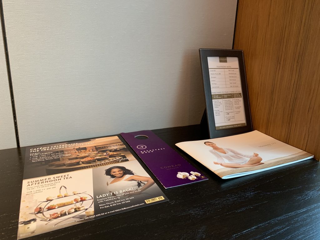 曼谷港麗酒店-工作檯有各種酒店服務小冊子