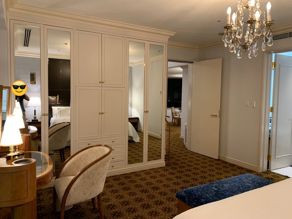 The Westin Osaka-睡房有大白色入牆櫃