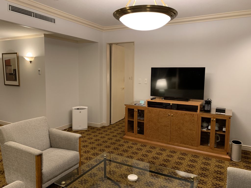 大阪威斯汀酒店-客廳有空氣淨化機和電視