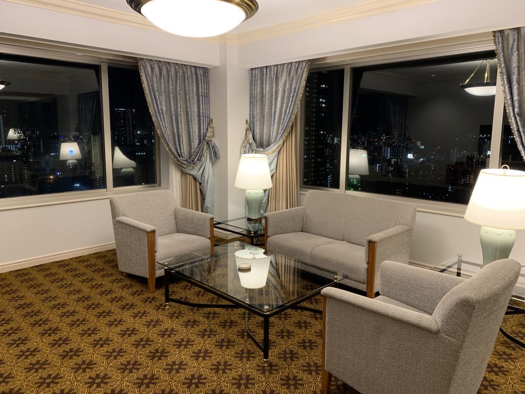 大阪威斯汀酒店-客廳有三張沙發