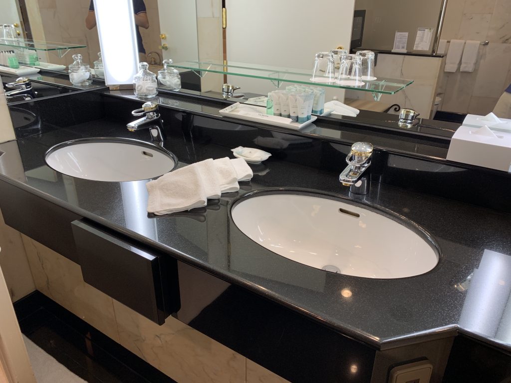 The Westin Osaka-浴室有兩個洗手盆