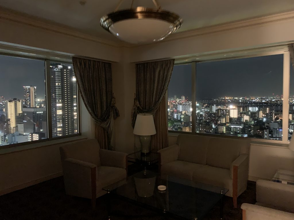 大阪威斯汀酒店-客廳有兩幅大窗戶可飽覽大阪都市景色