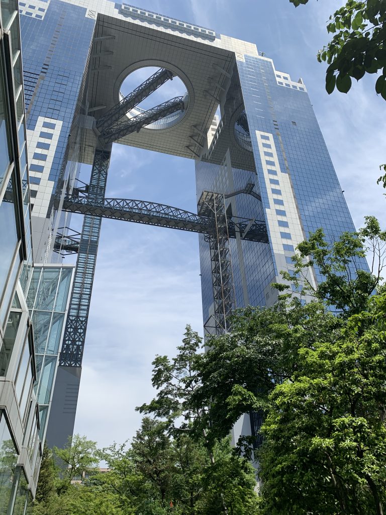 大阪威斯汀酒店周邊-酒店隔鄰是梅田藍天大廈空中庭園展望台