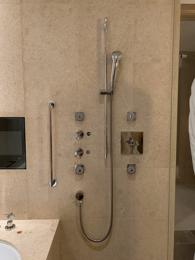 The St. Regis Osaka-浴缸旁邊有淋浴設備，牆上的四個按摩式花灑可以調整方向