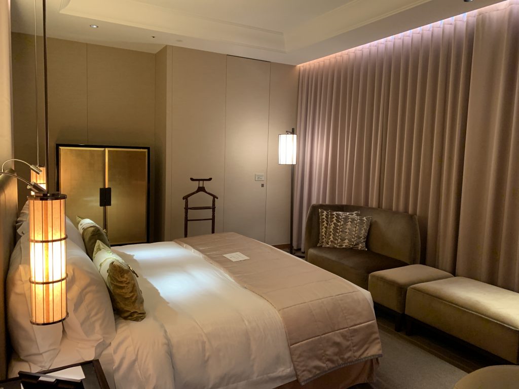 大阪瑞吉酒店-關上的窗簾的房間仍是光猛溫暖