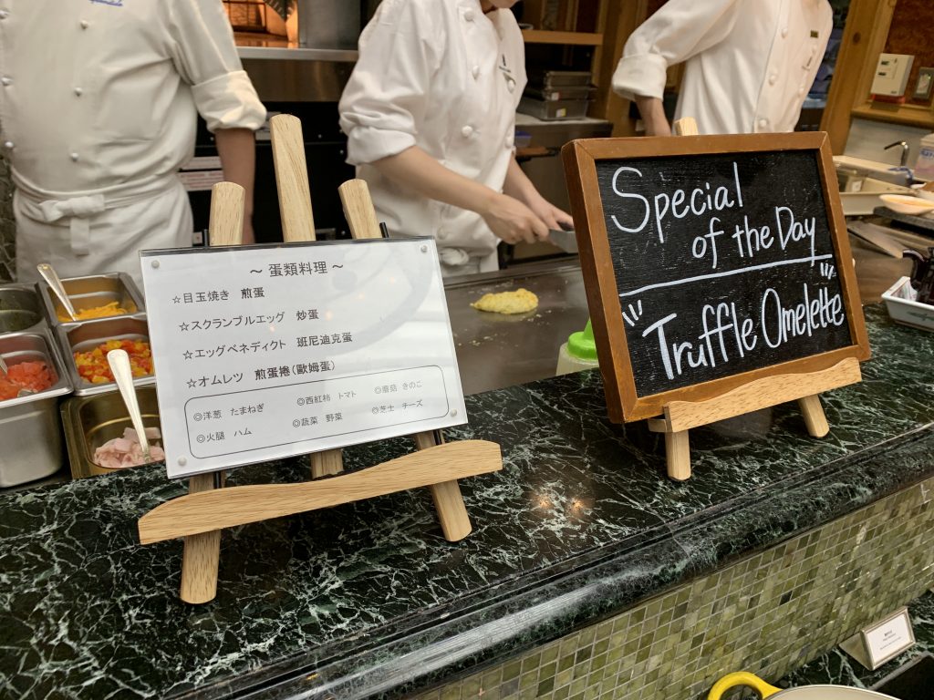 The Ritz-Carlton Osaka Splendido餐廳-廚師即席烹調各種蛋類類料理，當天有黑松露奄列