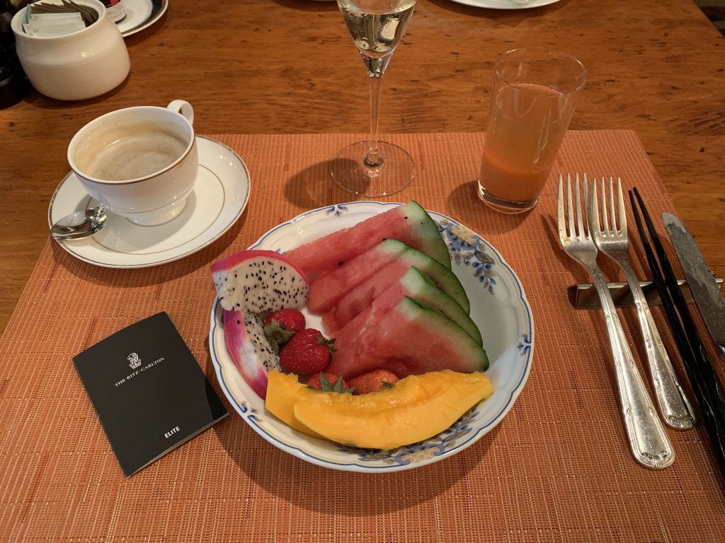 The Ritz-Carlton Osaka Splendido餐廳-早餐還吃了水果