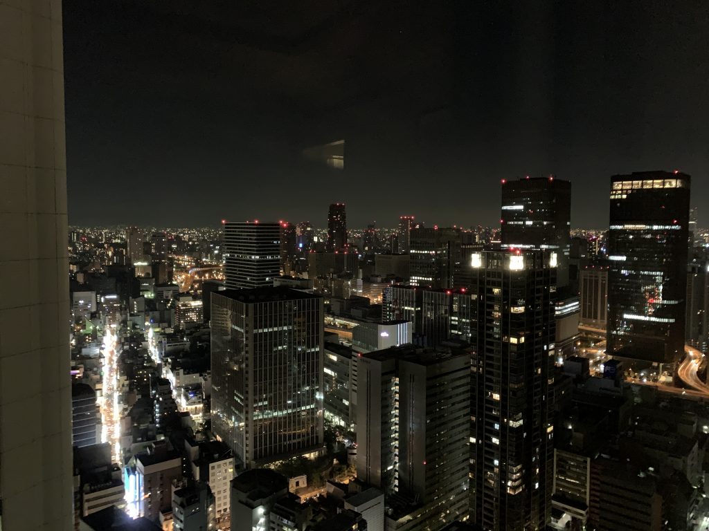 The Ritz-Carlton Osaka-睡房窗外的大阪夜間都市景色同樣美麗