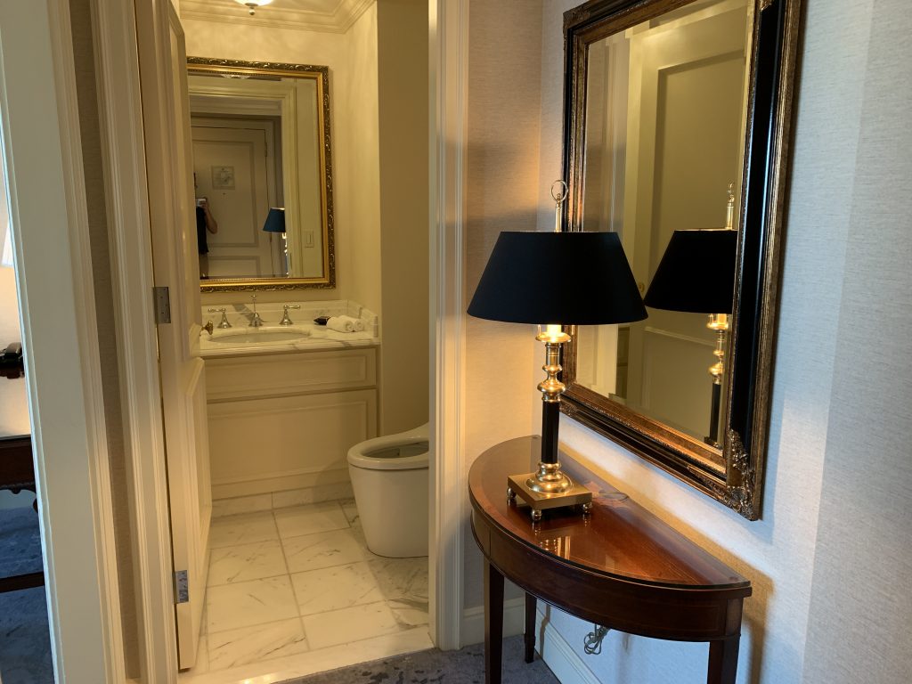 大阪麗思卡爾頓酒店-一進入房間便見到獨立坐廁間