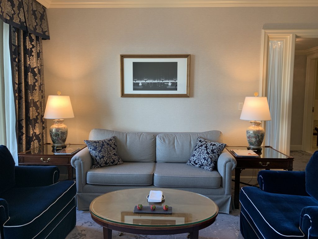 大阪麗思卡爾頓酒店-客廳有三張舒服沙發