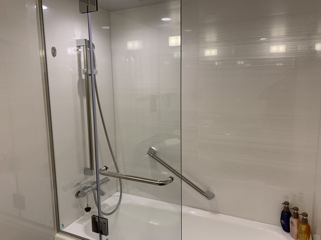 新大阪車站萬怡酒店Courtyard by Marriott Shin Osaka Station房間 13 2025 新大阪車站萬怡酒店-浴室小但仍容得下浴缸