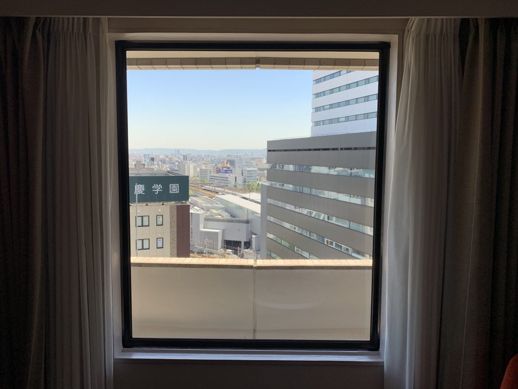 新大阪車站萬怡酒店Courtyard by Marriott Shin Osaka Station房間 2 2025 Courtyard by Marriott Shin-Osaka Station-房間窗子可望到大阪都市景色