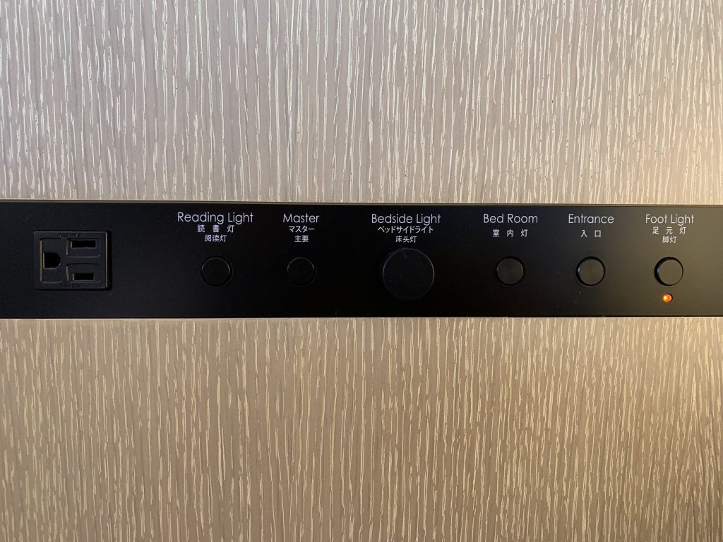 新大阪車站萬怡酒店Courtyard by Marriott Shin Osaka Station房間 21 2025 新大阪車站萬怡酒店-床褥膈鄰有各式燈掣