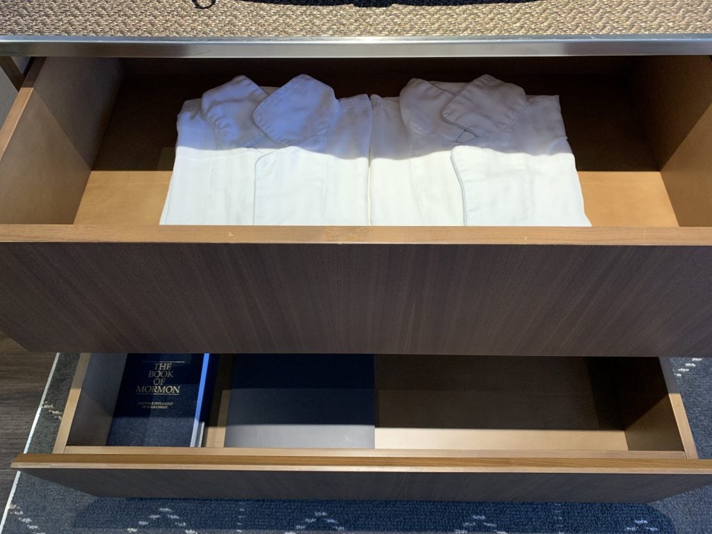 新大阪車站萬怡酒店Courtyard by Marriott Shin Osaka Station房間 7 2025 Courtyard by Marriott Shin-Osaka Station-櫃子有睡衣提供