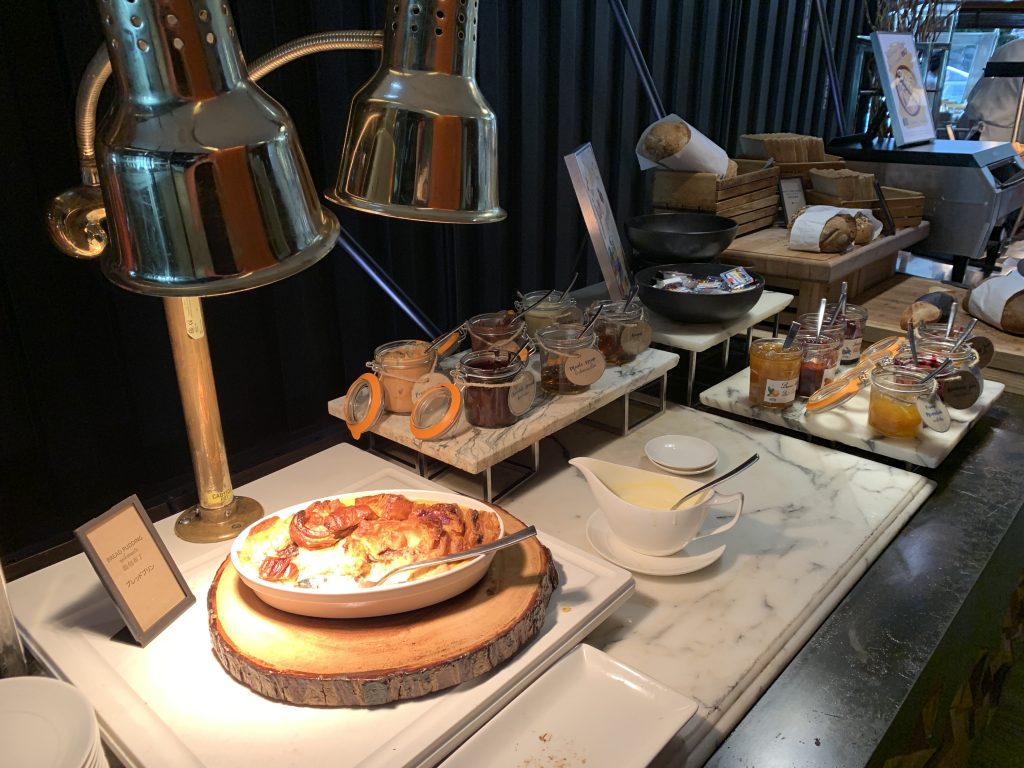 曼谷希爾頓素坤逸酒店Scalini餐廳-麵包布丁及果醬麵包