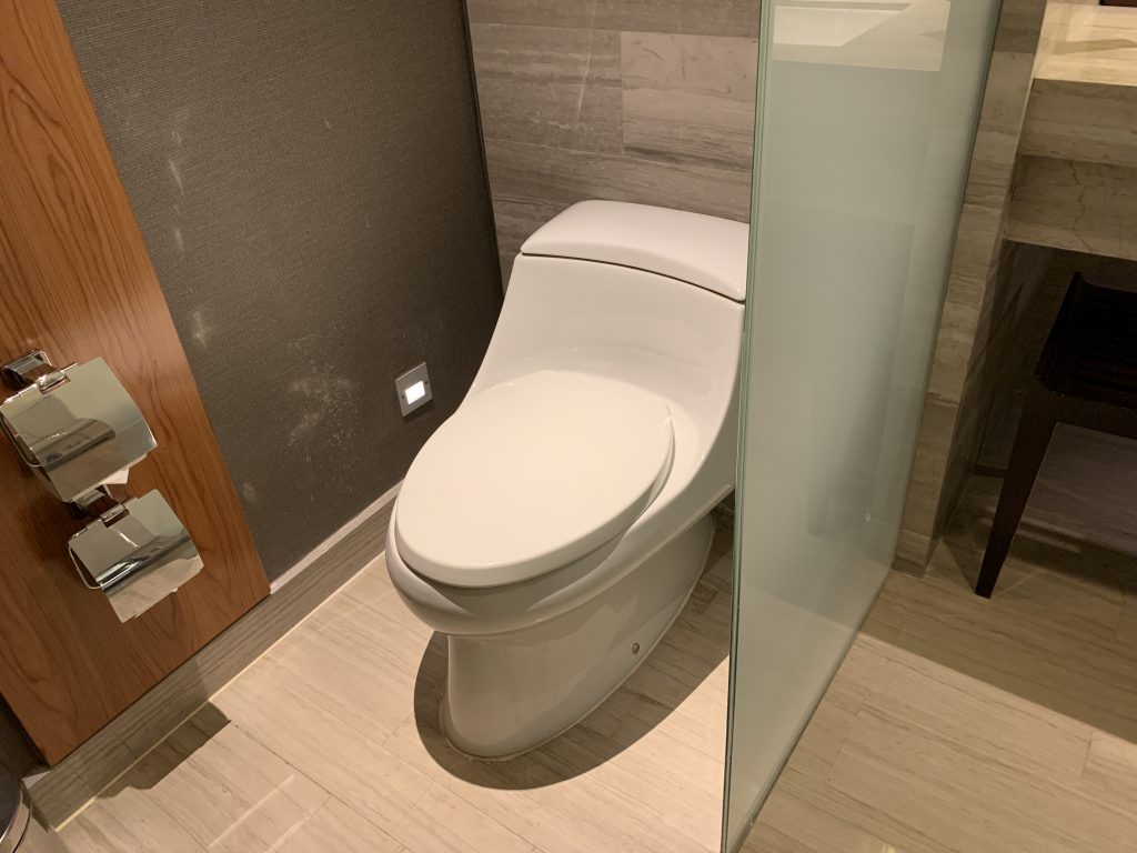 曼谷希爾頓素坤逸酒店-浴室使用普通馬桶