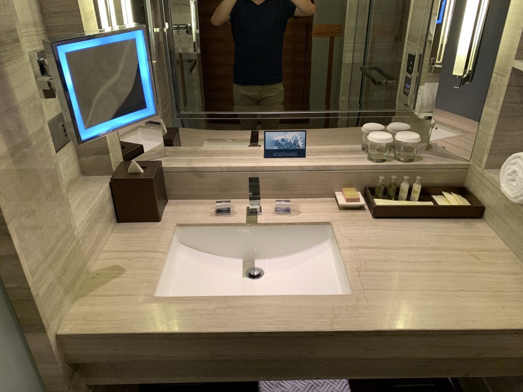曼谷希爾頓素坤逸酒店-浴室洗手盆有塊LED燈鏡