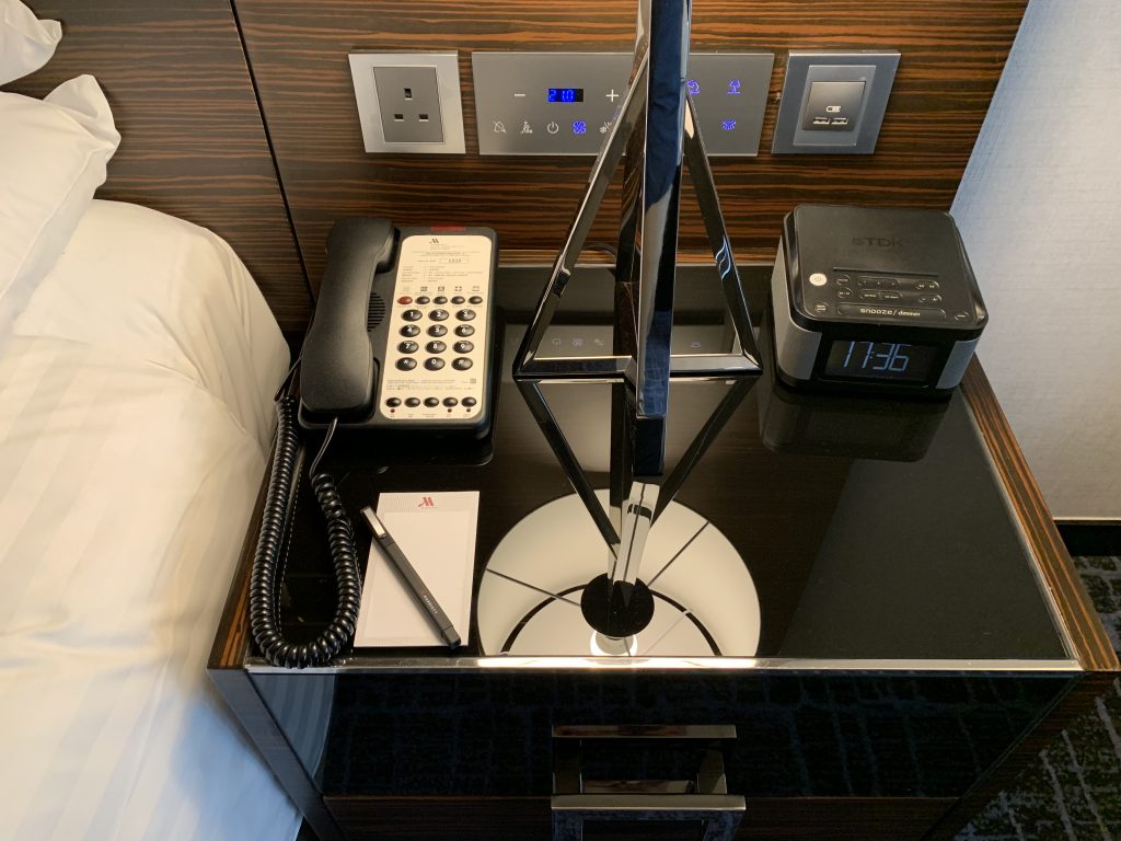 香港天際萬豪酒店-床邊櫃有電話及鬥鐘