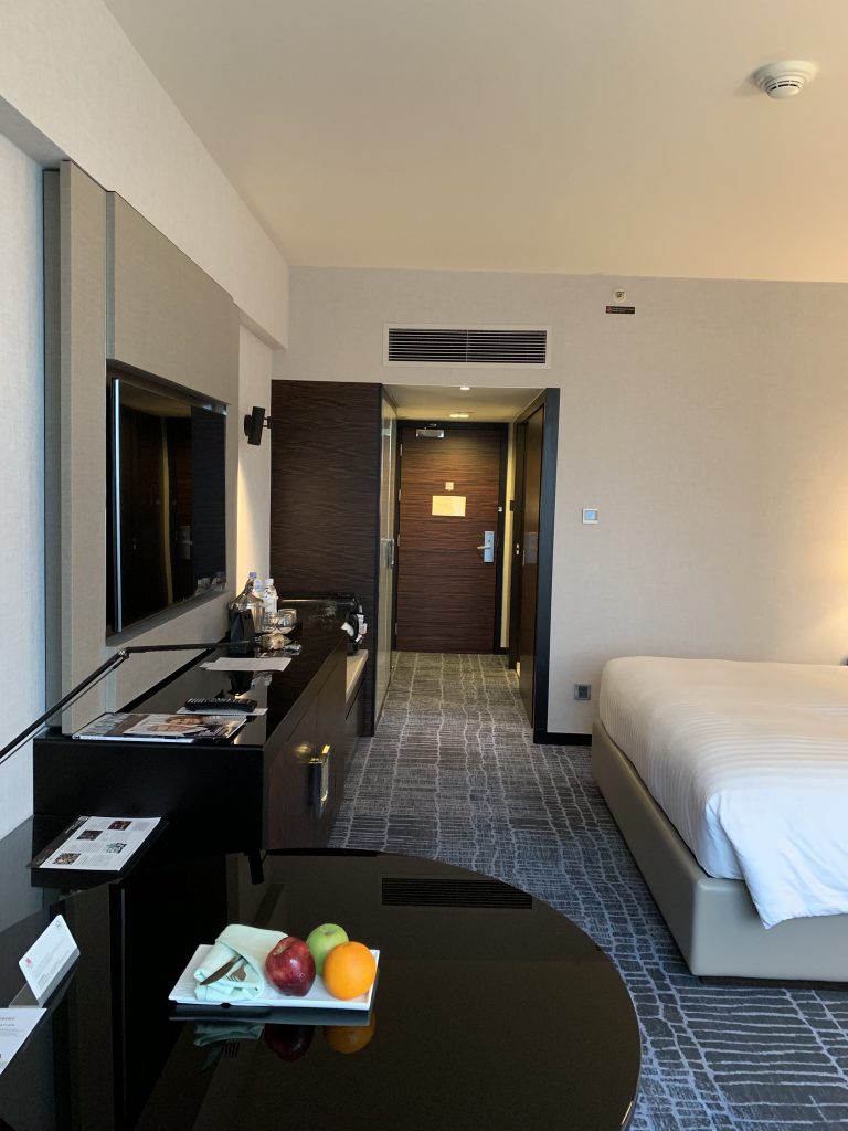 Hong Kong SkyCity Marriott Hotel-房間盡頭右側是浴室