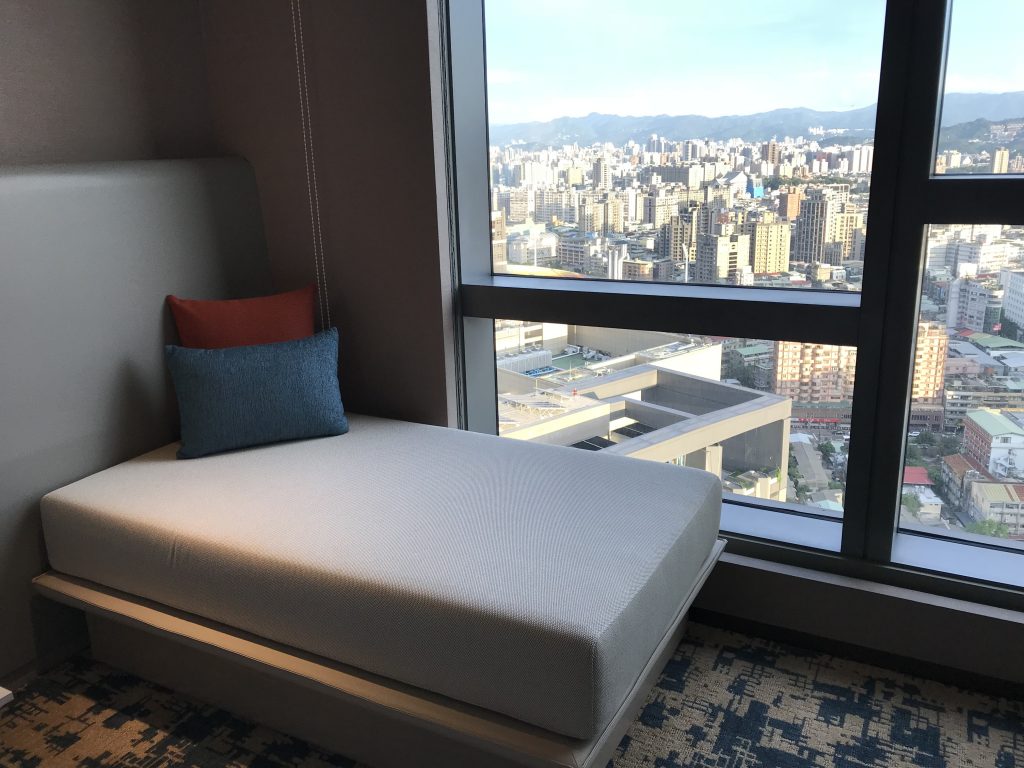 台北新板希爾頓酒店-房間沙發倚靠在窗邊