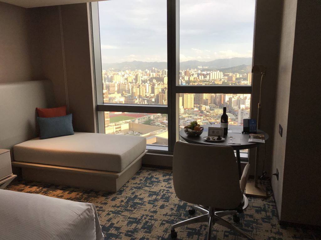 台北新板希爾頓酒店-房間書桌在沙發隔鄰