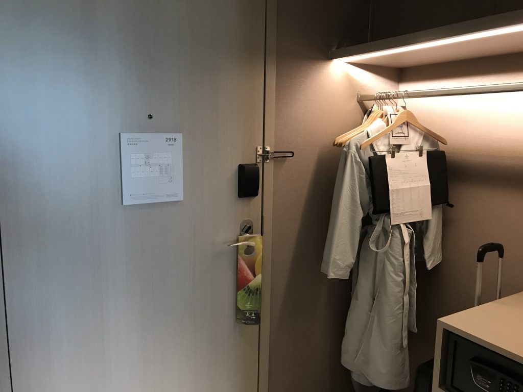 Hilton Taipei Sinban-房間衣櫃在門口隔鄰