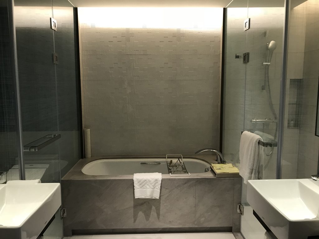 Hilton Taipei Sinban-房間浴室有左右兩個洗手盆