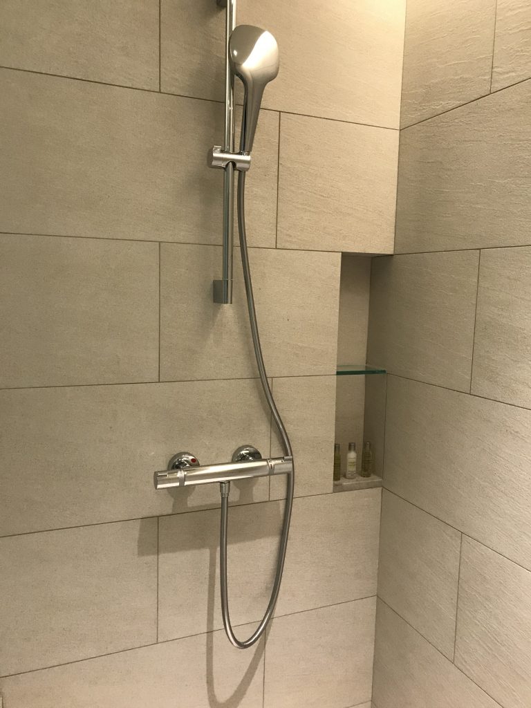 Hilton Taipei Sinban-淋浴間內的淋浴設備