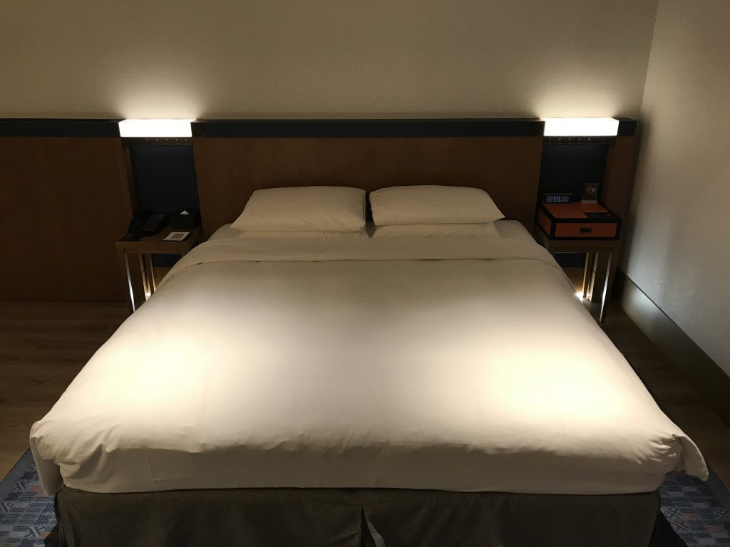 名古屋希爾頓酒店-King Size床褥，電話及鬧鐘各自在兩邊的床頭櫃
