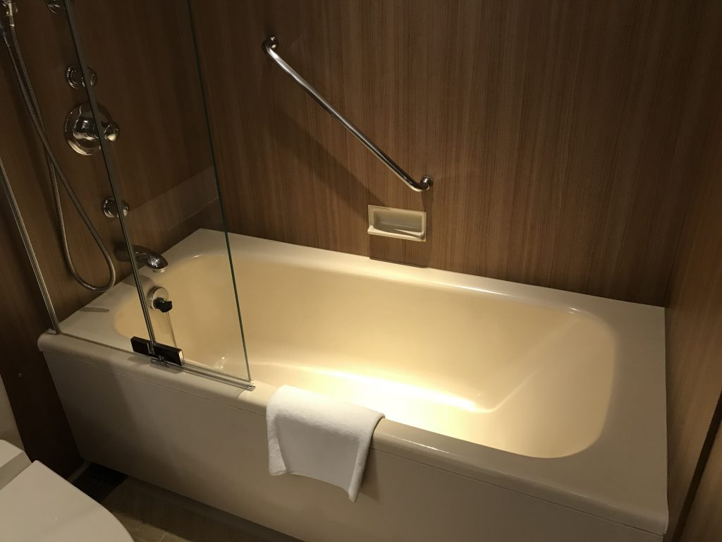 Hilton Nagoya-浴室的淋浴設備與浴缸共處一室