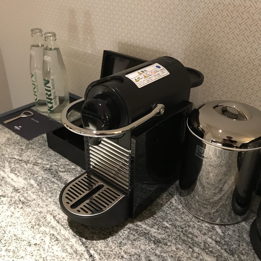 名古屋希爾頓酒店-餐飲吧有兩樽礦泉水、Nespresso 咖啡機及熱水壼
