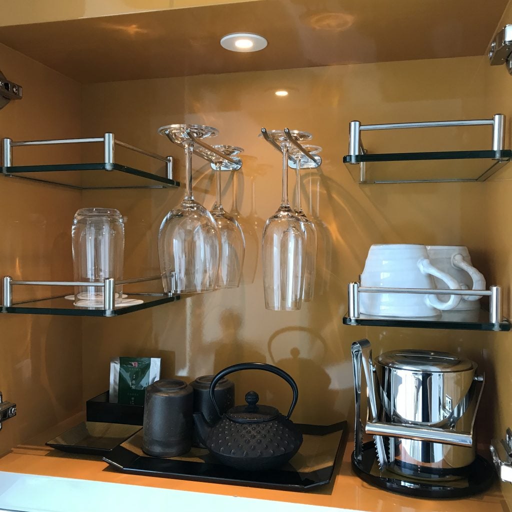 大阪萬豪都酒店Osaka Marriott Miyako Hotel房間 21 e1563869756361 2025 大阪萬豪都酒店-房間餐飲吧白色櫃有酒杯、咖啡杯、茶包、茶具及添冰桶