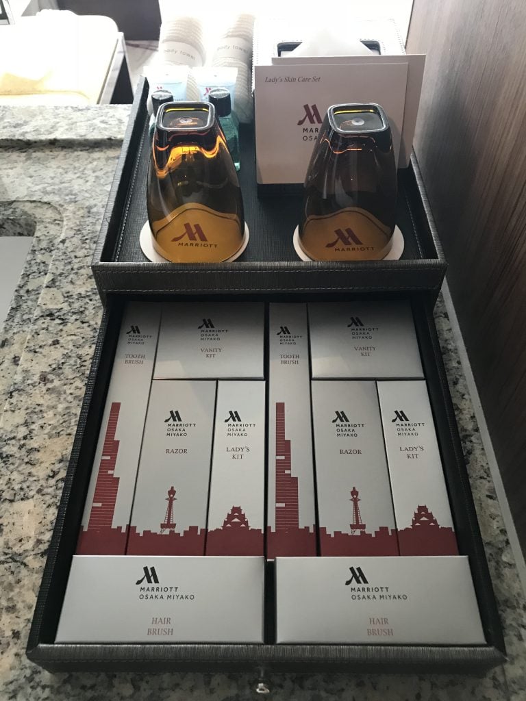 大阪萬豪都酒店Osaka Marriott Miyako Hotel房間 27 e1563871722532 2025 Osaka Marriott Miyako Hotel-浴室有漱口杯及酒店冠名的浴室用具