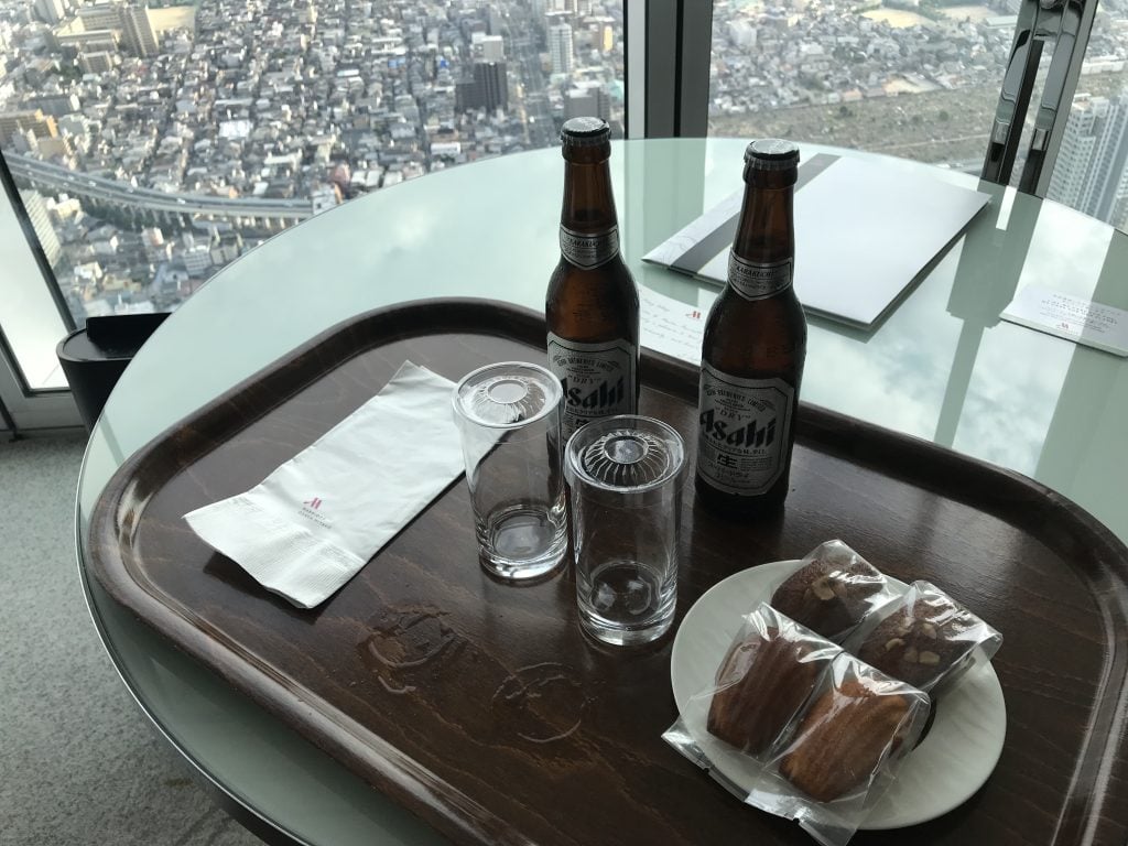 大阪萬豪都酒店Osaka Marriott Miyako Hotel房間 29 2025 大阪萬豪都酒店-是次里先生選擇Asahi啤酒和蛋糕作迎賓禮物