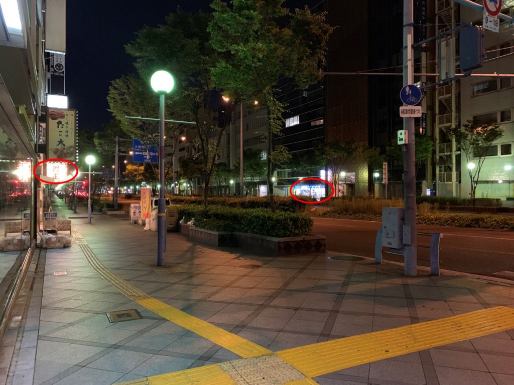 大阪麗思卡爾頓酒店周邊-酒店附近街道左側是得正咖喱專賣店，右側是便利店(紅圈所示)