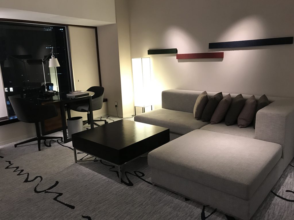 東京希爾頓酒店-套房放置了L字形沙發，沙發隔鄰是書桌