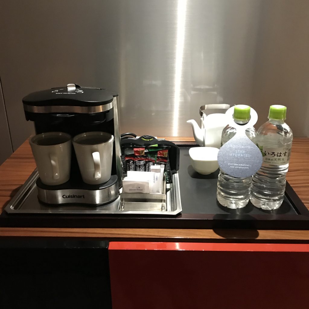Hilton Tokyo-餐飲吧有Cuisinart咖啡機、Nescafe即溶咖啡包、茶具及免費樽裝水