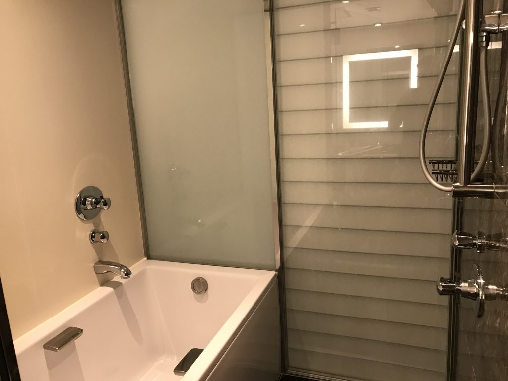 Hilton Tokyo-浴室有日式趟門可與套房分隔