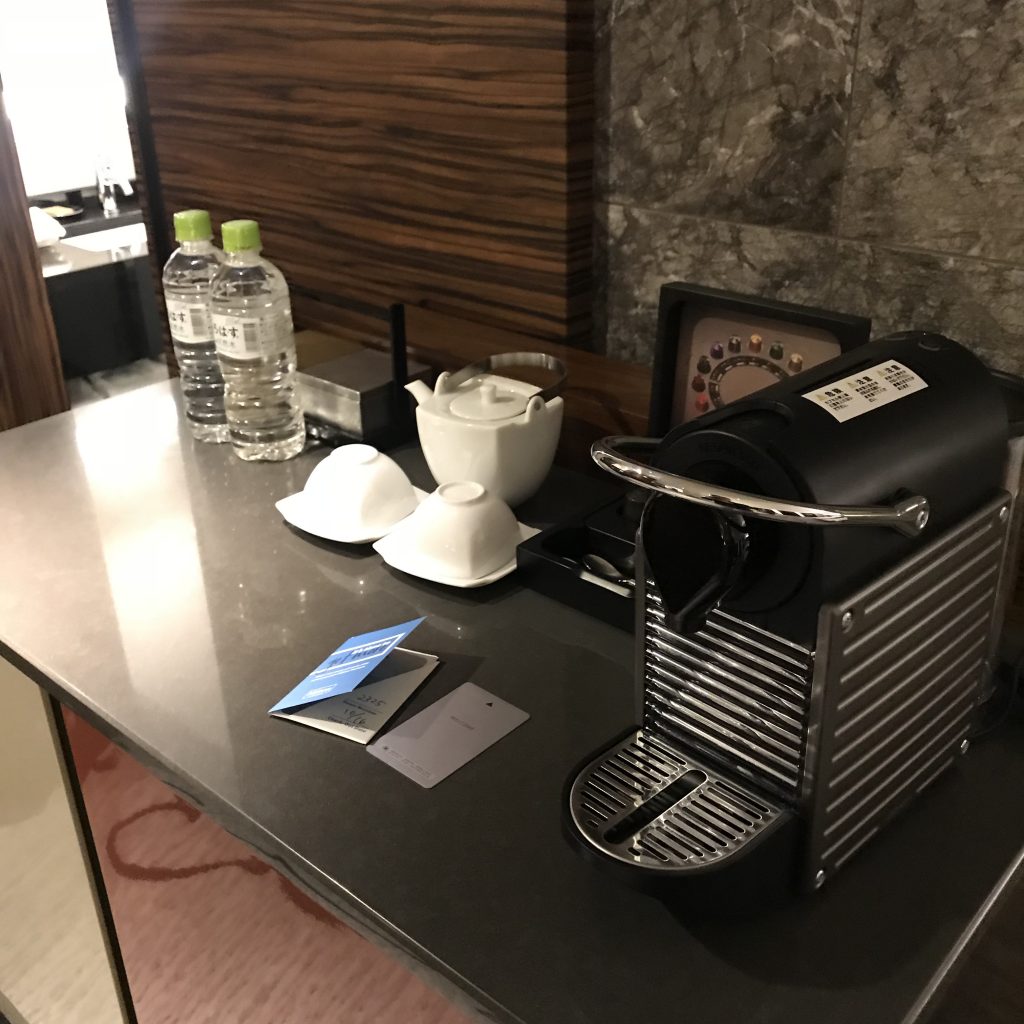 Hilton Tokyo-餐飲吧有免費樽裝水、茶具、 Nespresso 咖啡機及咖啡膠囊