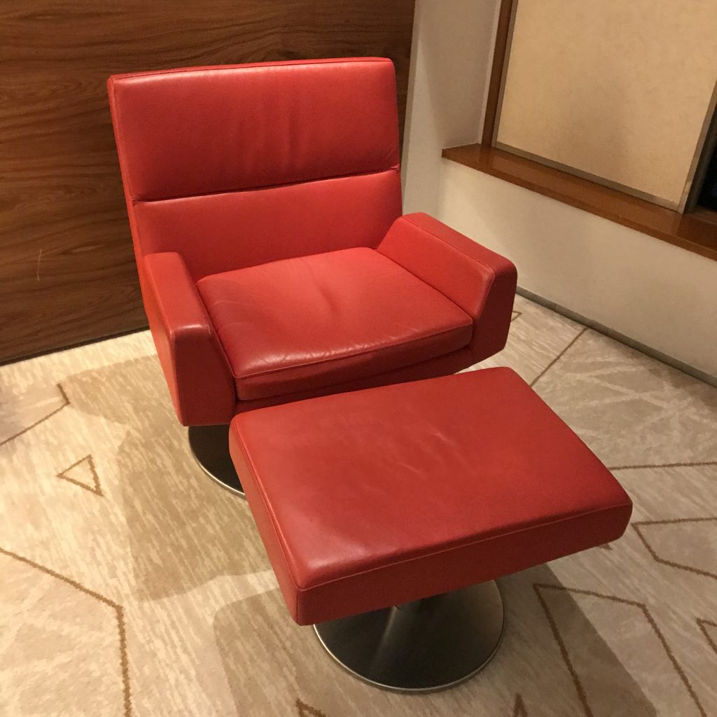 東京希爾頓酒店-可以翹腳的紅色椅子