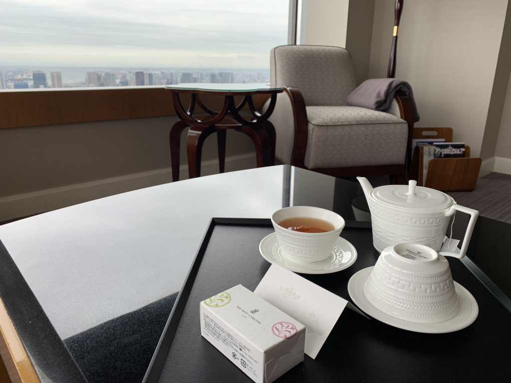 東京麗思卡爾頓酒店-套房客廳放置茶具及迎賓茶包