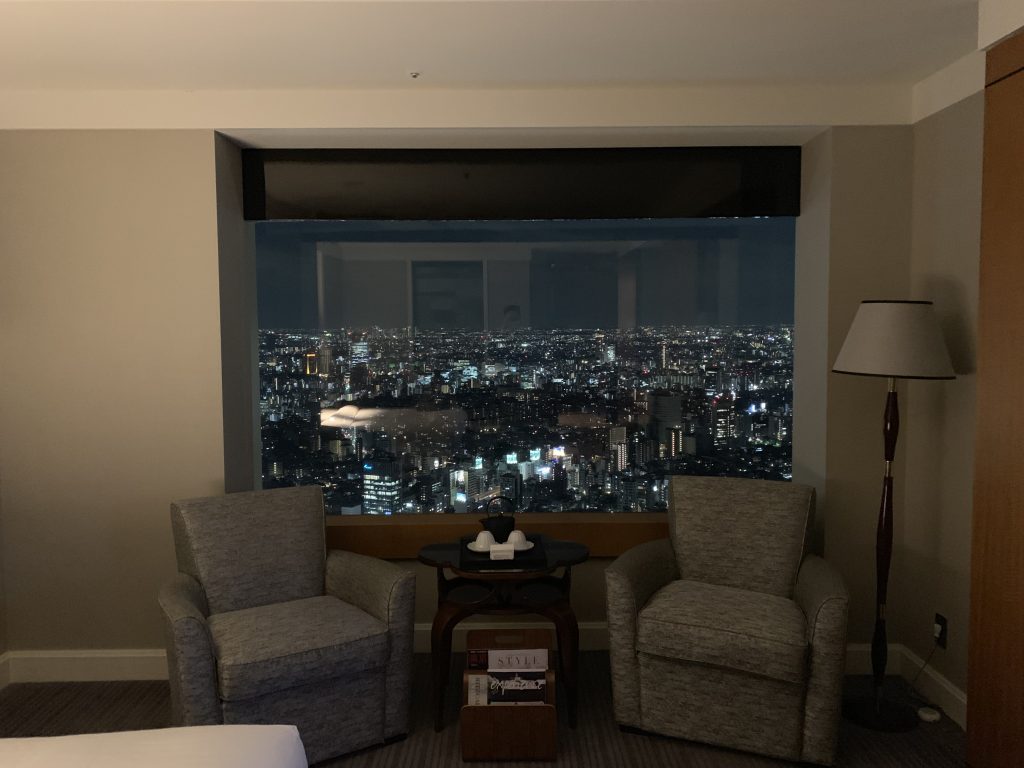 The Ritz-Carlton Tokyo-房間有兩個單人沙發靠在窗邊