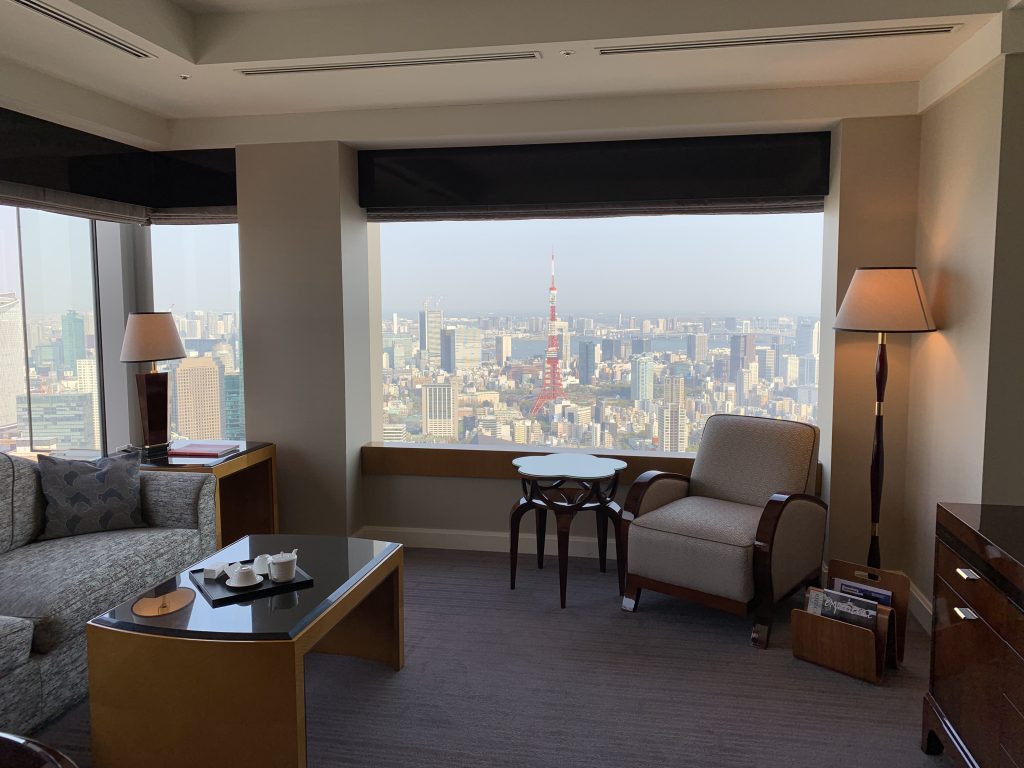 東京麗思卡爾頓酒店-客廳位於套房盡頭角落，視野開揚