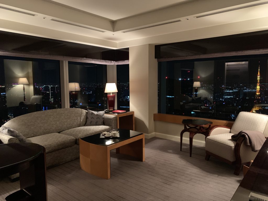 東京麗思卡爾頓酒店-套房客廳夜間環境