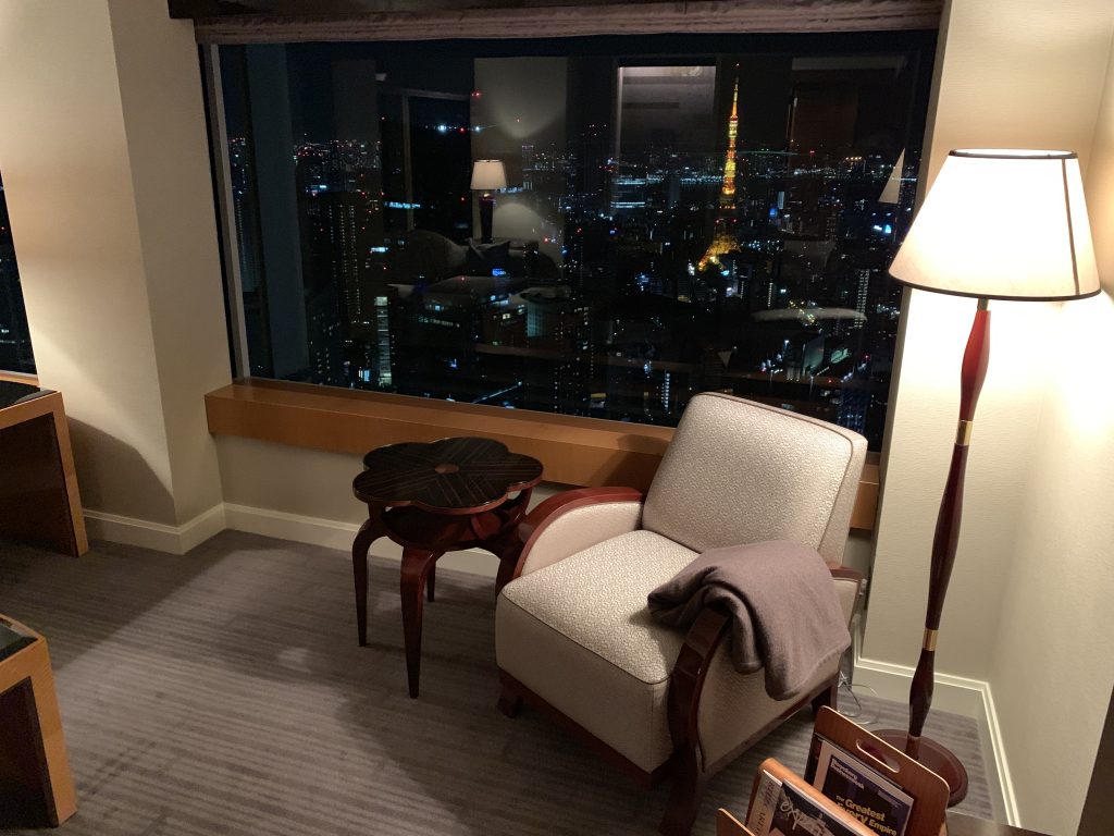 The Ritz-Carlton Tokyo-套房客廳有單人沙發靠在窗邊
