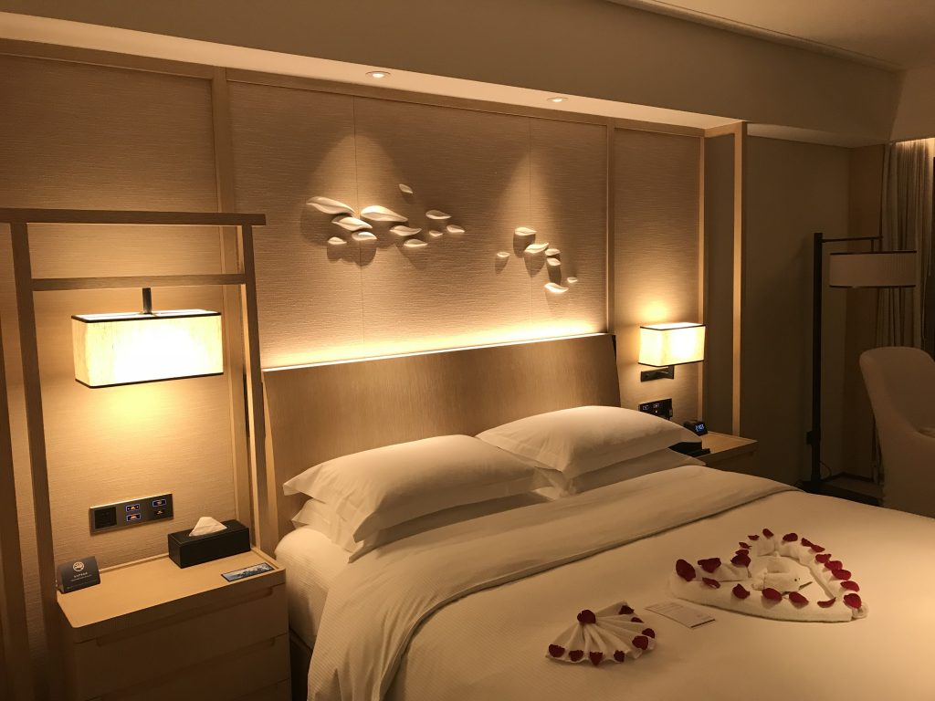 Hilton Shenzhen Shekou Nanhai-我無要求但客房部預先在睡房摺了一個心給我